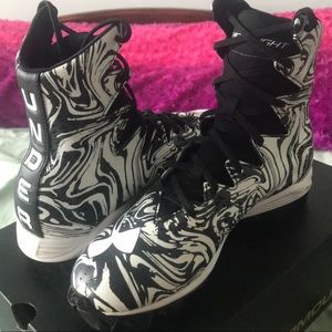 Under armour highlight cleats! 8.5/9 in women’s